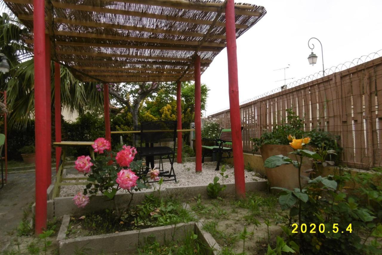 Rez De Chaussee Studio Climatise Dans Villa Aigues-Mortes Exteriör bild