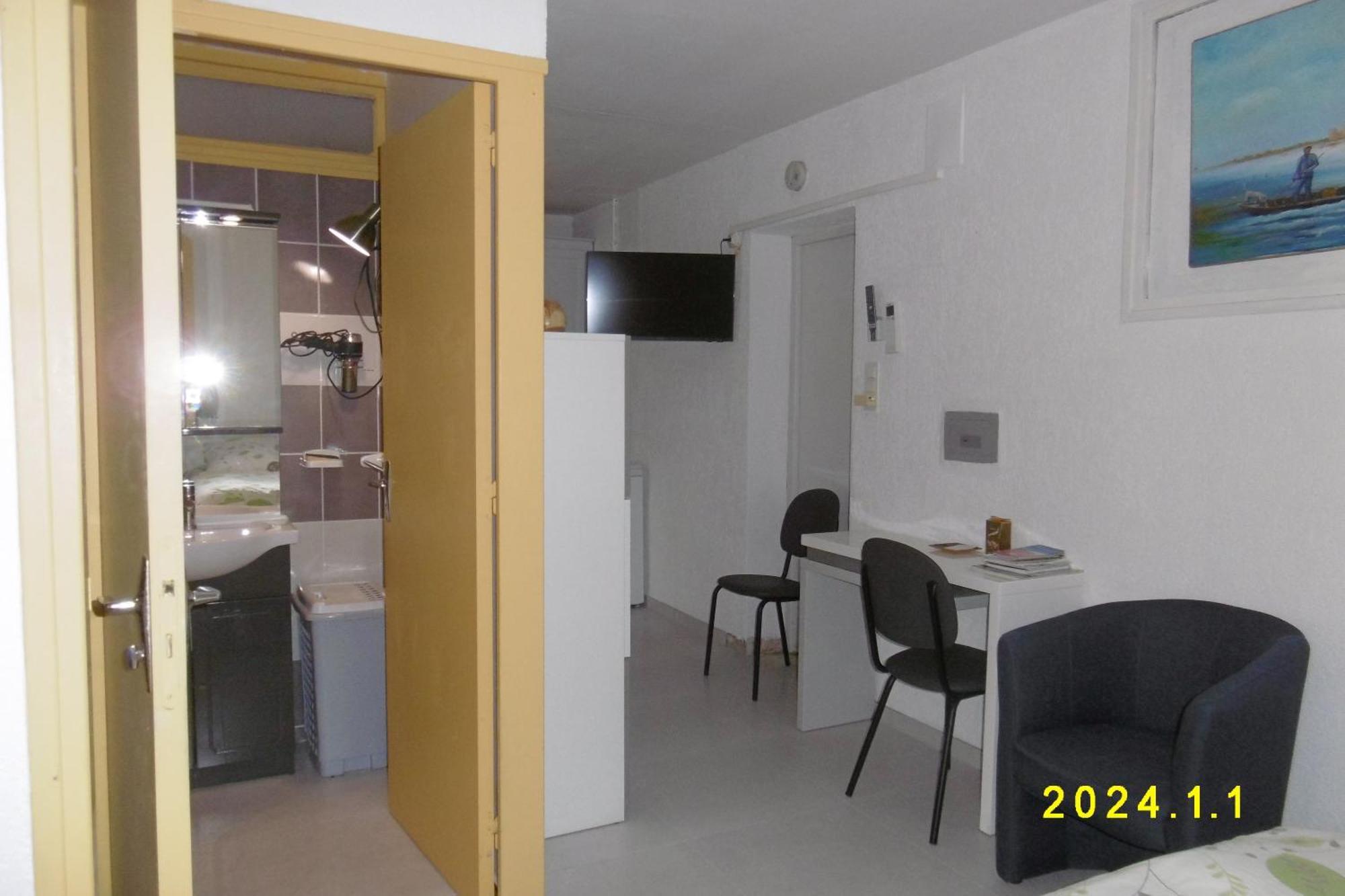 Rez De Chaussee Studio Climatise Dans Villa Aigues-Mortes Exteriör bild